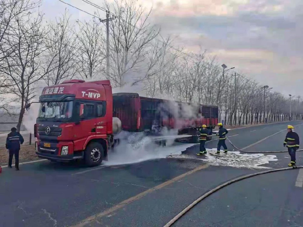 公司消防队成功处置一起厂区外半挂货车突发起火事件